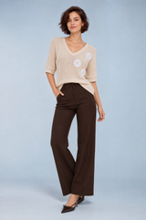 Beige V-hals t-skjorte med broderte blomster