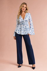 Bluse med V-hals og utsvingte ermer