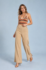 Beige halterneck jumpsuit med bar rygg