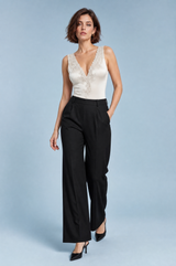 Ivory sateng body med V-hals