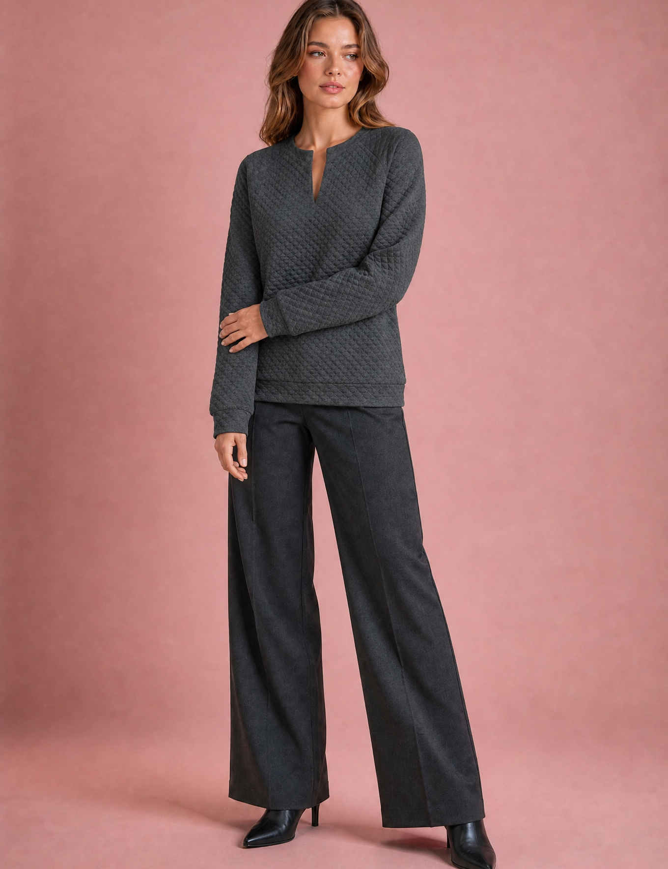 Sweat matelassé col fendu | Variante Gris foncé | Lounelle Paris