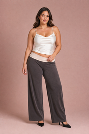 Pantalon large marron taille basse | Porté sur une silhouette plus ronde | Lounelle Paris
