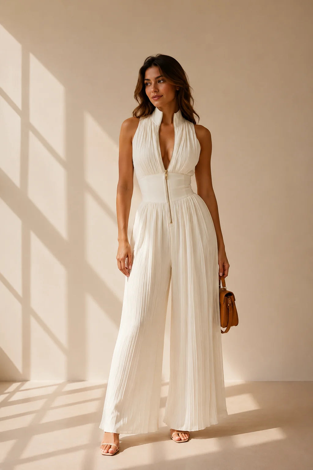 Hvit plissert jumpsuit med høykrage
