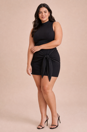 Robe noire col montant à nœud | Porté sur une silhouette plus ronde | Lounelle Paris