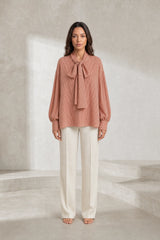 Blouse rouge orangée à rayures lavallière