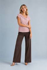 Asymmetrisk drapert beige T-skjorte