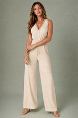 Flytende V-hals jumpsuit med vide ben