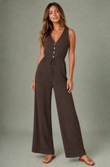 Flytende V-hals jumpsuit med vide ben