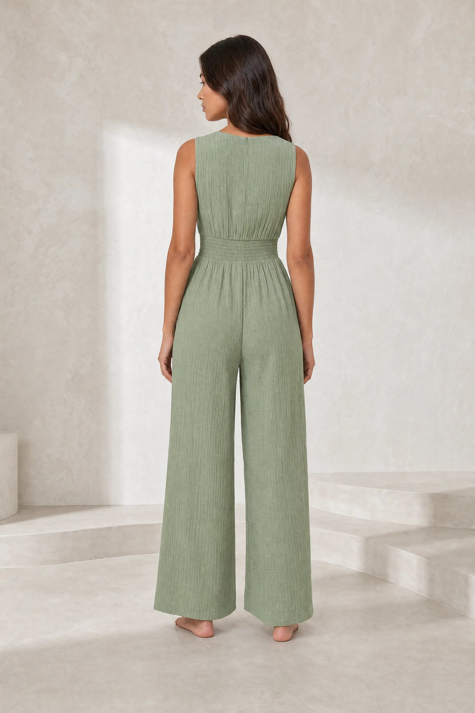Combinaison verte col V taille smockée | Lounelle Paris