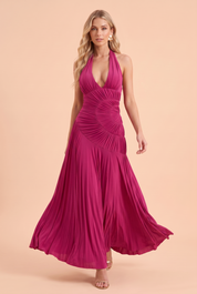 Robe longue col licou dos nu pose naturelle en mouvement en studio
