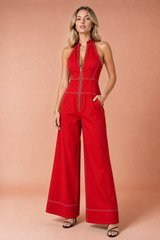 Svart ermeløs jumpsuit med høy hals