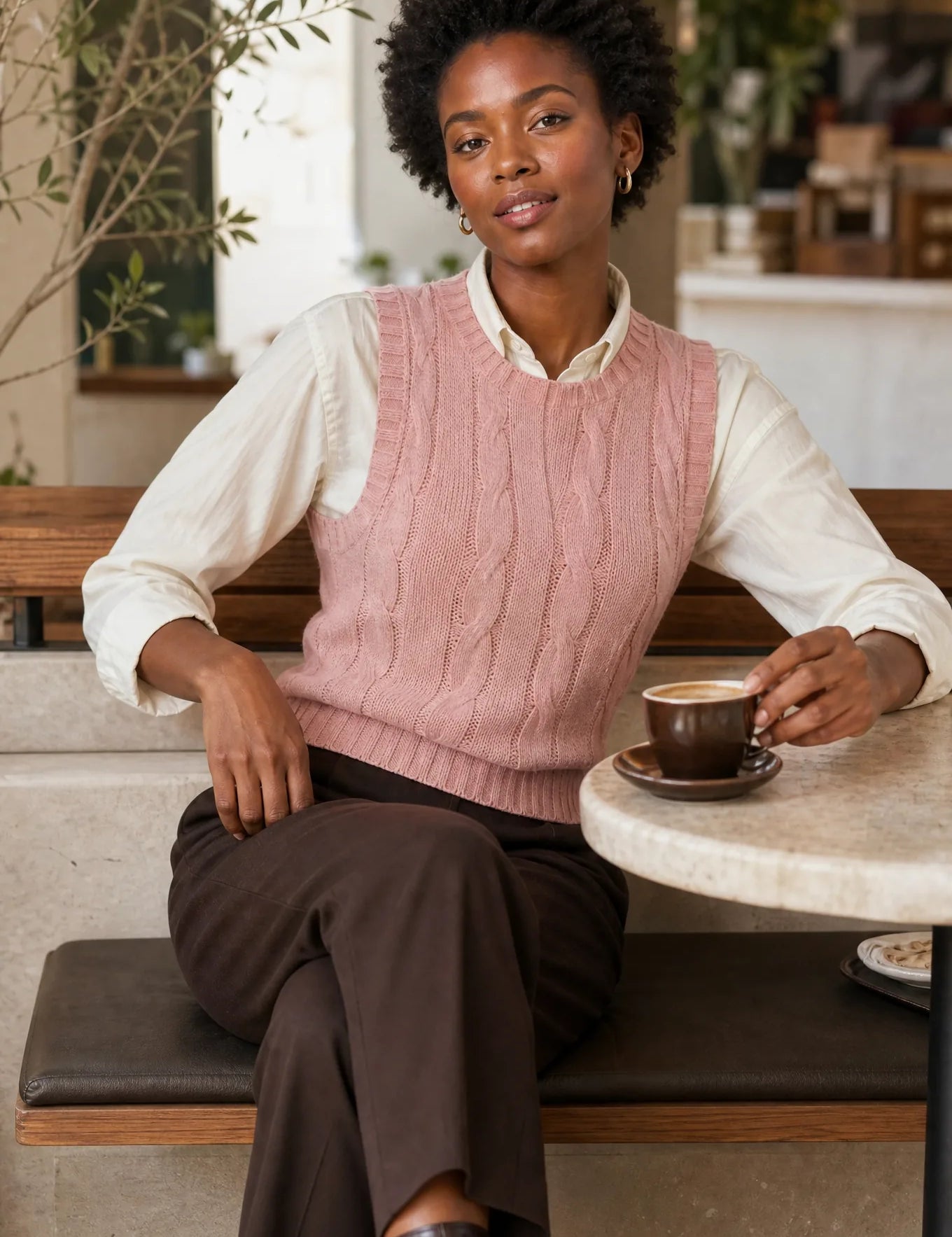 Gilet sans manches rose poudré torsadé | Photo lifestyle | Lounelle Paris