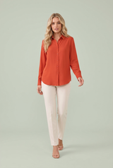 Flytende skjorte med nedbrettet krage
