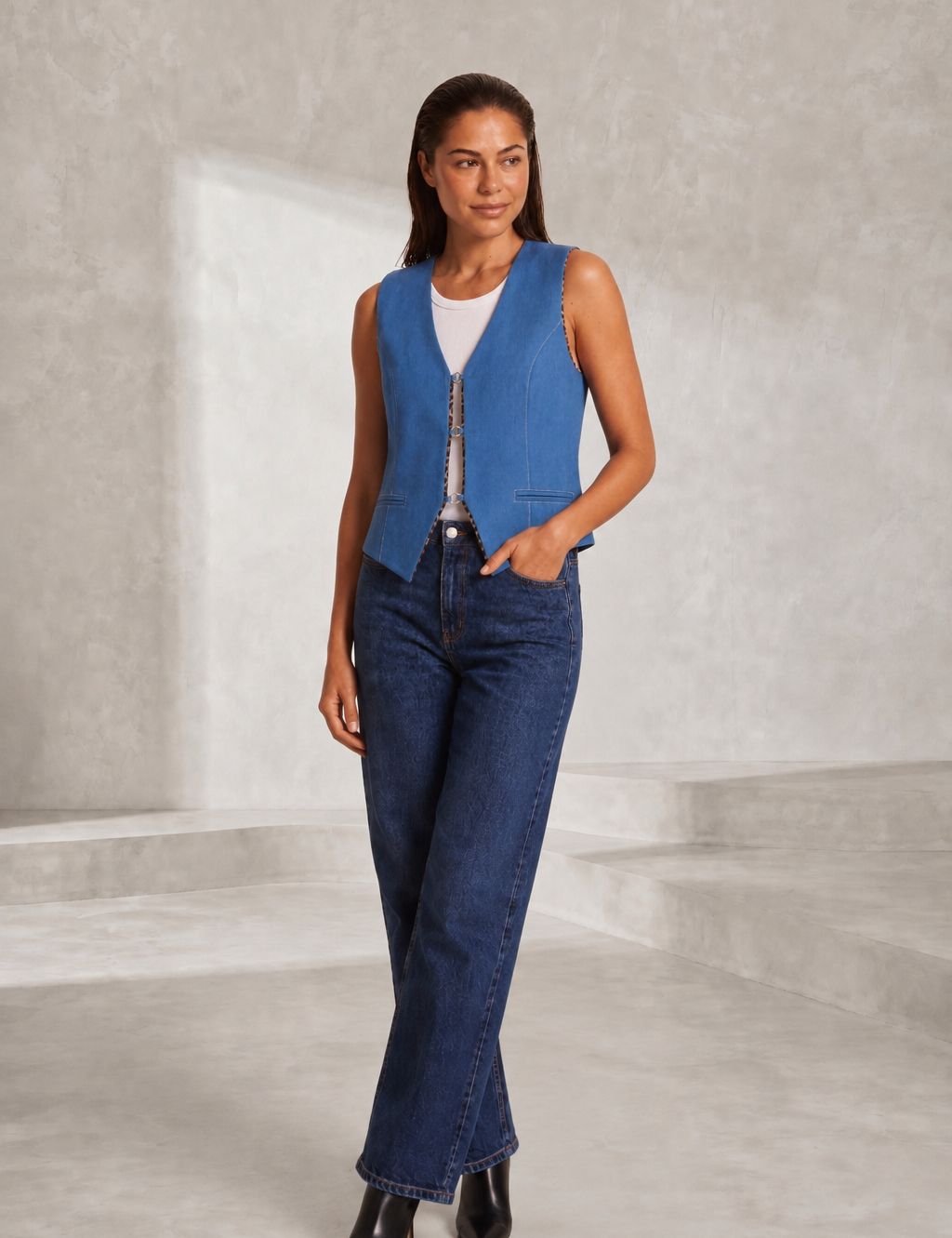 Gilet en jean bleu col V | Lounelle Paris