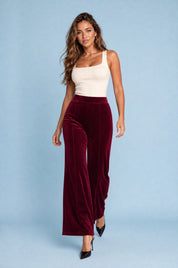 Pantalon large bordeaux taille haute en velours | Vue en mouvement | Lounelle Paris