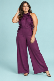 Robe longue violette à volants et encolure américaine | Porté sur une silhouette plus ronde | Lounelle Paris