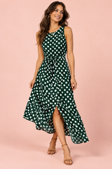 Grønn maxikjole med polkadotter, høy hals og draperte detaljer