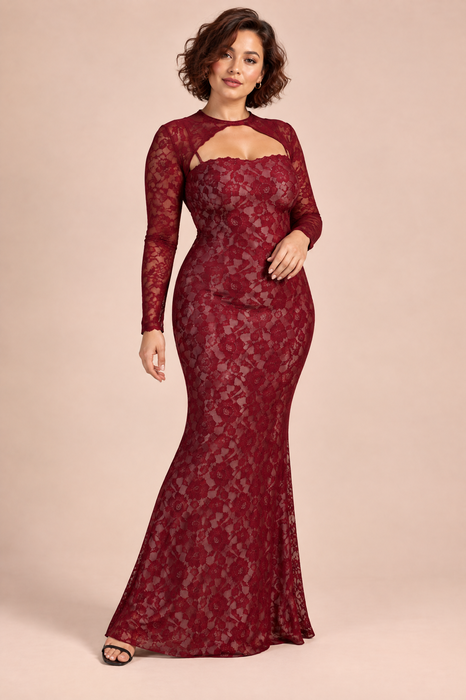 Robe longue en dentelle bordeaux à décolleté cœur | Porté sur une silhouette plus ronde | Lounelle Paris