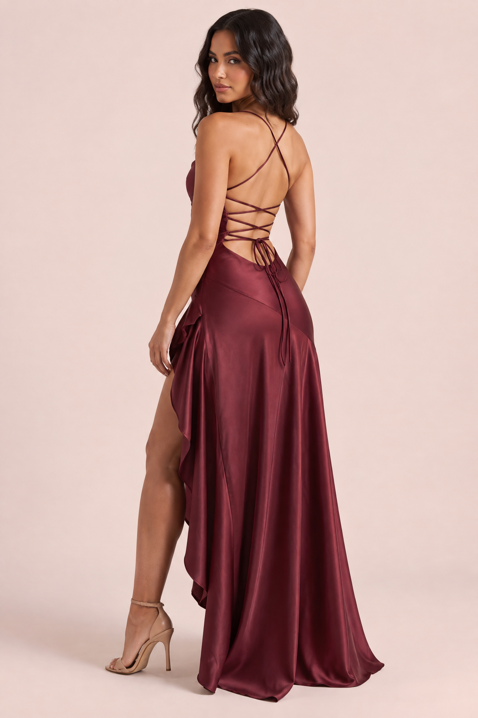 Robe longue bordeaux satinée asymétrique à une épaule et dos ouvert | Vue de dos | Lounelle Paris
