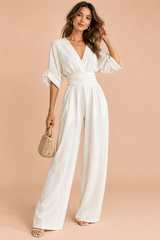 Hvit jumpsuit med V-hals og vide ben