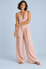 Rosa jumpsuit med V-hals og vide ben