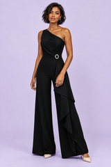 Svart jumpsuit med asymmetrisk utringning og belte