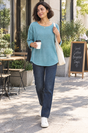 T-shirt bleu canard à manches trois-quarts, coupe décontractée | Photo lifestyle | Lounelle Paris