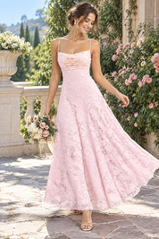 Robe longue fleurie rose à col bénitier | Photo lifestyle | Lounelle Paris