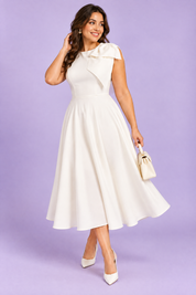 Robe midi blanche à encolure asymétrique et manche à nœud | Porté sur une autre silhouette | Lounelle Paris