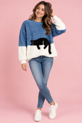 Oversized blå genser med kattemotiv