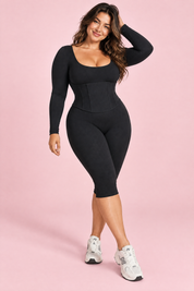 Combinaison-pantalon noire à décolleté rond et taille corset | Porté sur une silhouette plus ronde | Lounelle Paris