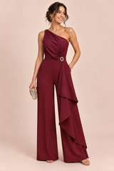 Burgunderrød jumpsuit med asymmetrisk utringning og belte