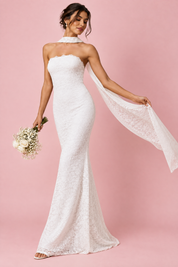 Robe longue moulante blanche en dentelle, bustier avec détail foulard | Vue en mouvement | Lounelle Paris