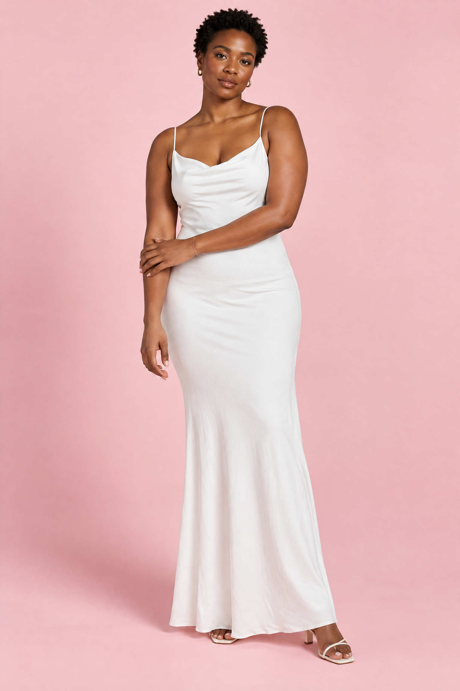Robe longue blanche à col bénitier, dos nu et empiècement en dentelle | Porté sur une silhouette plus ronde | Lounelle Paris