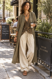 Ensemble olive rayé fluide | Photo lifestyle | Lounelle Paris
