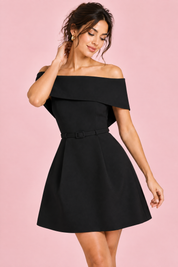 Robe courte noire à encolure Bardot et détail de ceinture | Vue rapprochée | Lounelle Paris