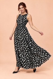 Robe longue noire à pois avec col montant et détails drapés | Vue en mouvement | Lounelle Paris