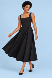 Robe midi noire à fines bretelles et ourlet ample | Vue en mouvement | Lounelle Paris