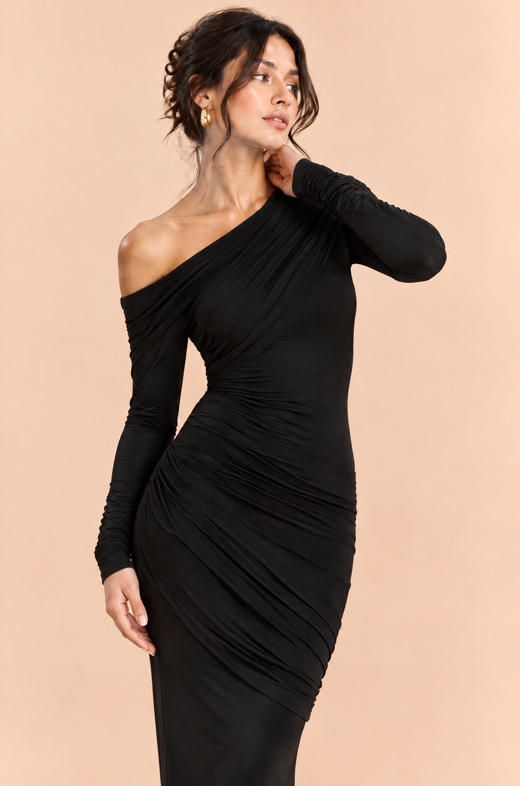 Robe longue noire à encolure asymétrique et détails froncés | Vue rapprochée | Lounelle Paris