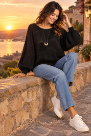 Pull noir oversize ajouré à col bateau | Deuxième photo lifestyle | Lounelle Paris