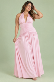 Robe longue rose poudré à décolleté plongeant et fronces | Porté sur une silhouette plus ronde | Lounelle Paris