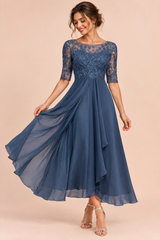Chiffonkjole med brodert liv i marineblå