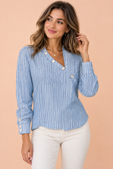 Lyseblå stripet bluse med asymmetrisk hals