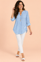 Blå stripet bluse med V-hals