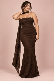 Robe longue moulante marron foncé en dentelle, bustier avec détail foulard | Porté sur une silhouette plus ronde | Lounelle Paris