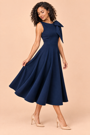 Robe midi bleu marine à encolure asymétrique et manche à nœud | Vue de dos | Lounelle Paris
