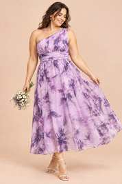 Robe longue fleurie violet clair à une épaule, coupe trapèze | Porté sur une silhouette plus ronde | Lounelle Paris