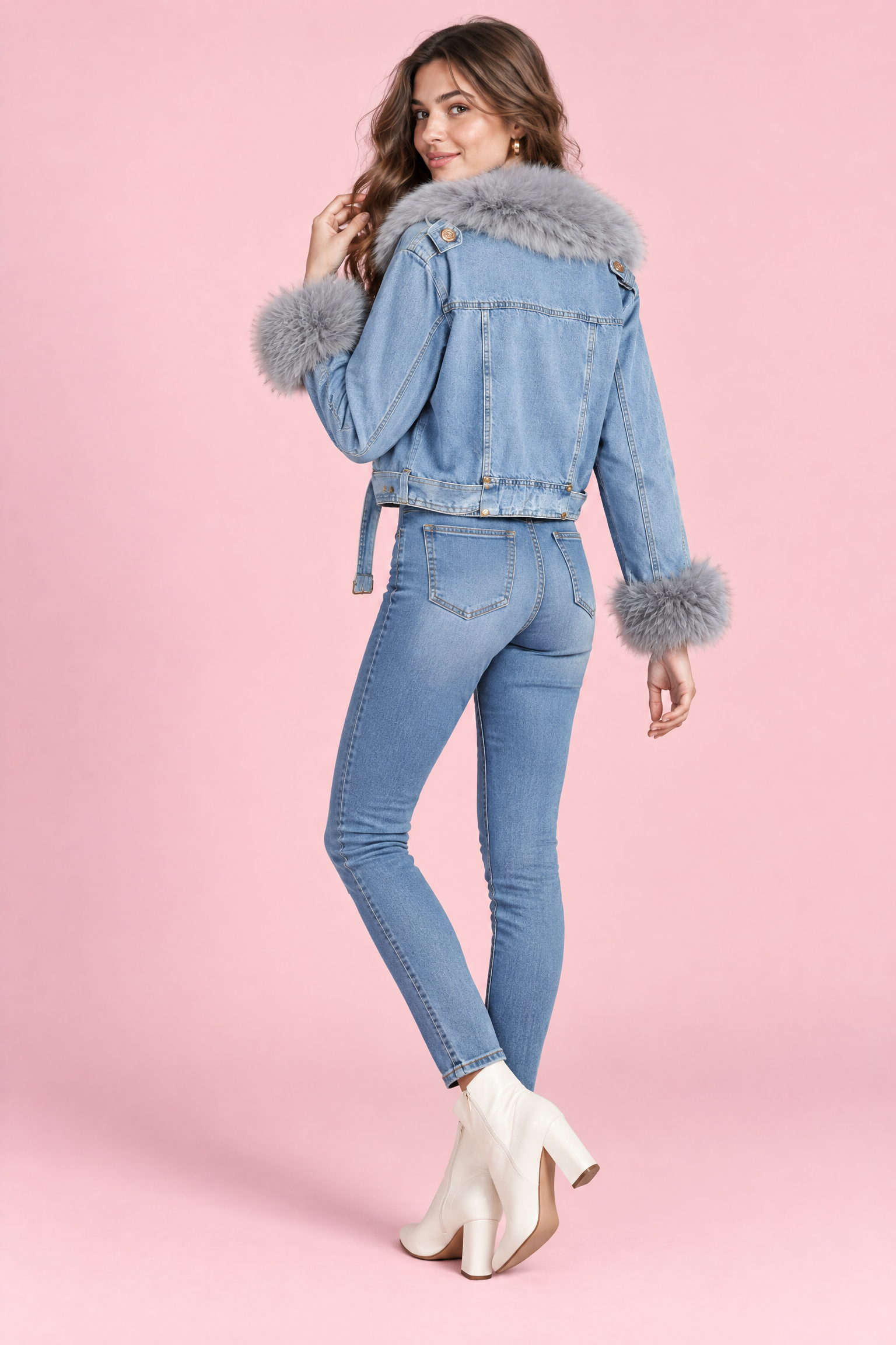 Veste motard courte cintrée à col en fourrure bleue | Vue de dos | Lounelle Paris