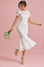Robe midi blanche en dentelle à manches courtes | Vue en mouvement | Lounelle Paris