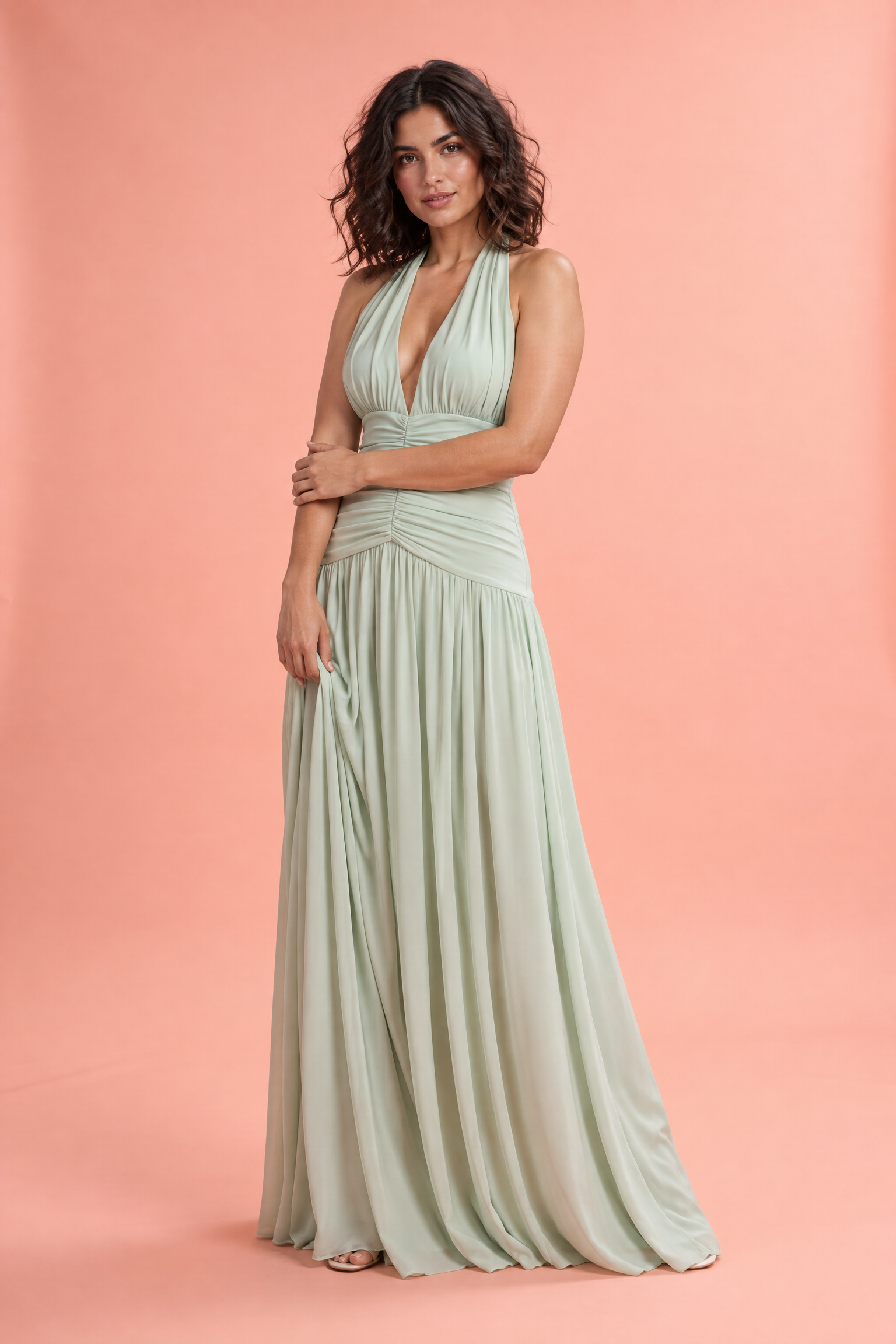 Robe longue vert clair à décolleté plongeant et fronces | Porté sur une autre silhouette | Lounelle Paris